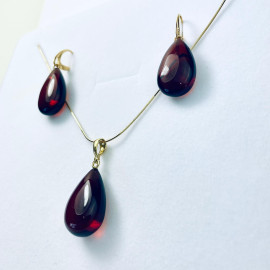 قلادة بسيطة من كهرمان...