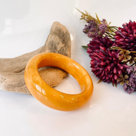 سوار مصنوع يدويًا من العنبر...