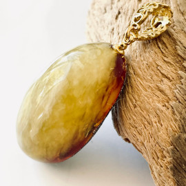 قلادة بسيطة من كهرمان...