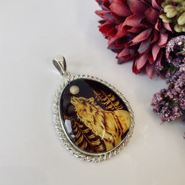 Wolf Engraved Baltic Amber Pendant – Hand-Carved Natural Amber in Sterling Silver